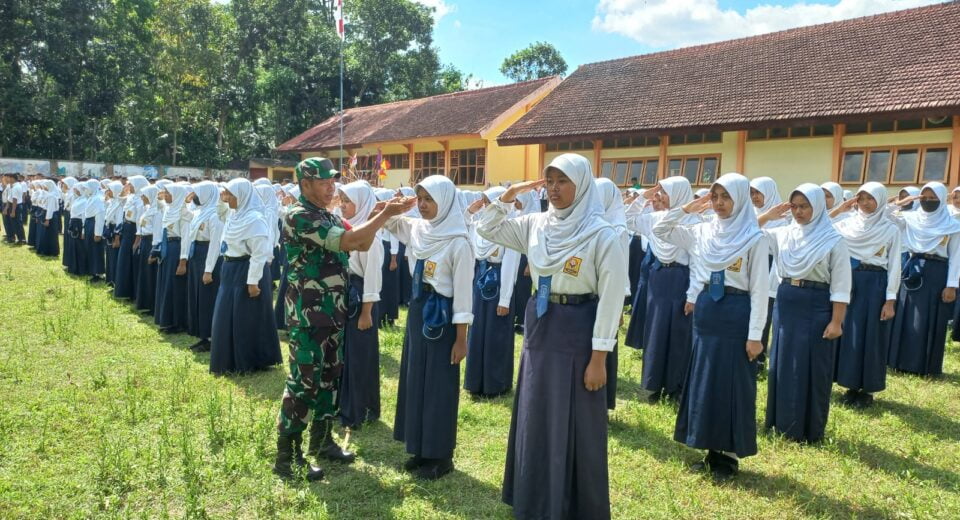 Masa Orientasi Siswa, Babinsa Pos Selopuro Latih PBB Dan Kedisiplinan Kepada Siswa Siswi SMP Negeri 1