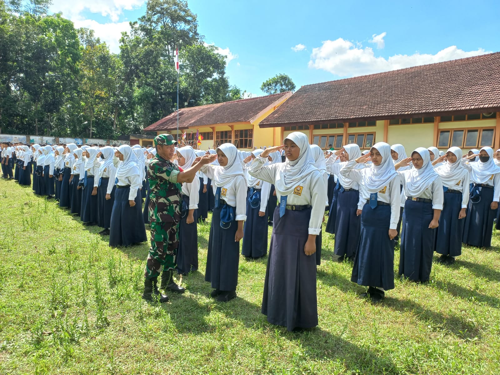 Masa Orientasi Siswa, Babinsa Pos Selopuro Latih PBB Dan Kedisiplinan Kepada Siswa Siswi SMP Negeri 1