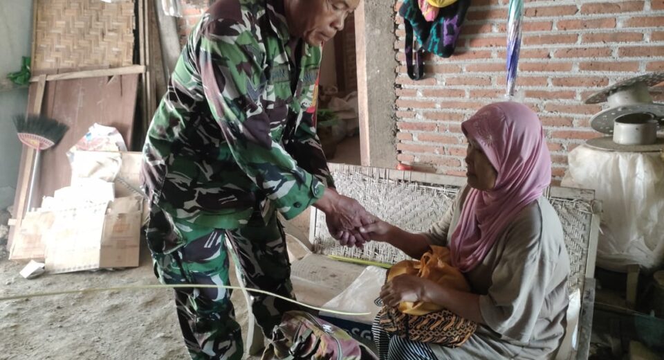 Hadir Di Tengah Masyarakat, Babinsa Koramil Panggungrejo Bantu Atasi Kesulitan Warga Binaannya