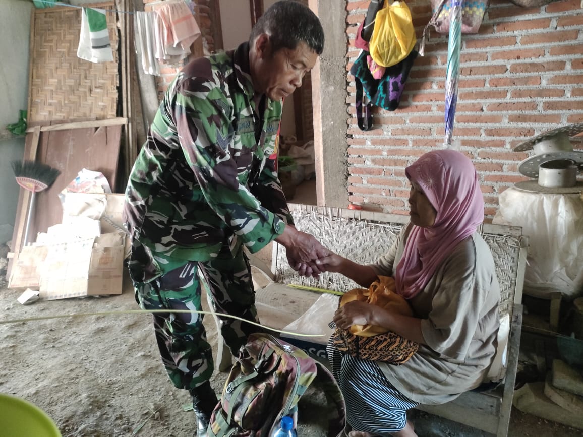 Hadir Di Tengah Masyarakat, Babinsa Koramil Panggungrejo Bantu Atasi Kesulitan Warga Binaannya