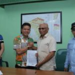 Tanamkan Disiplin, Anggota Pos Selopuro Latih PBB Kepada Siswa Siswi Baru SMP Negeri 1 Selopuro