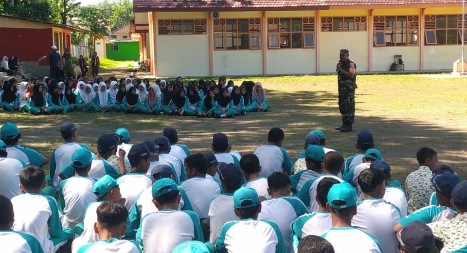 Tanamkan Disiplin, Anggota Pos Selopuro Latih PBB Kepada Siswa Siswi Baru SMP Negeri 1 Selopuro