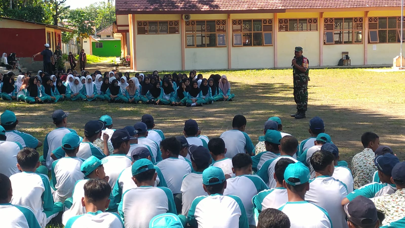 Tanamkan Disiplin, Anggota Pos Selopuro Latih PBB Kepada Siswa Siswi Baru SMP Negeri 1 Selopuro