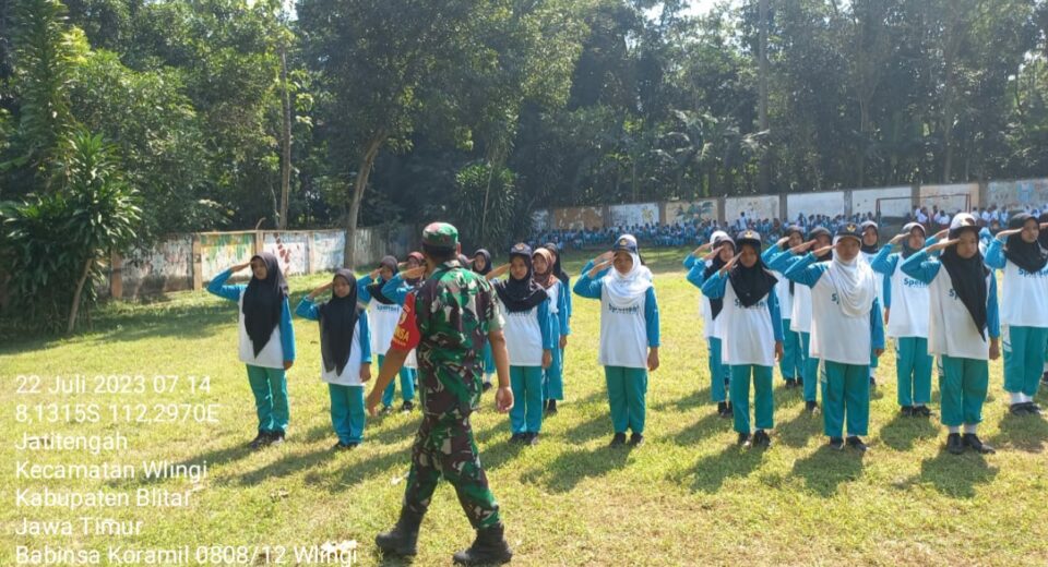 Tanamkan Disiplin Di Sekolah, Babinsa Pos Selopuro Latih Peraturan Baris Berbaris