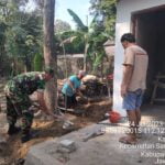 Wujud Kebersamaan, Babinsa Koramil Garum Bersama Warga Masyarakat, Gelar Kegiatan Rehab RTLH
