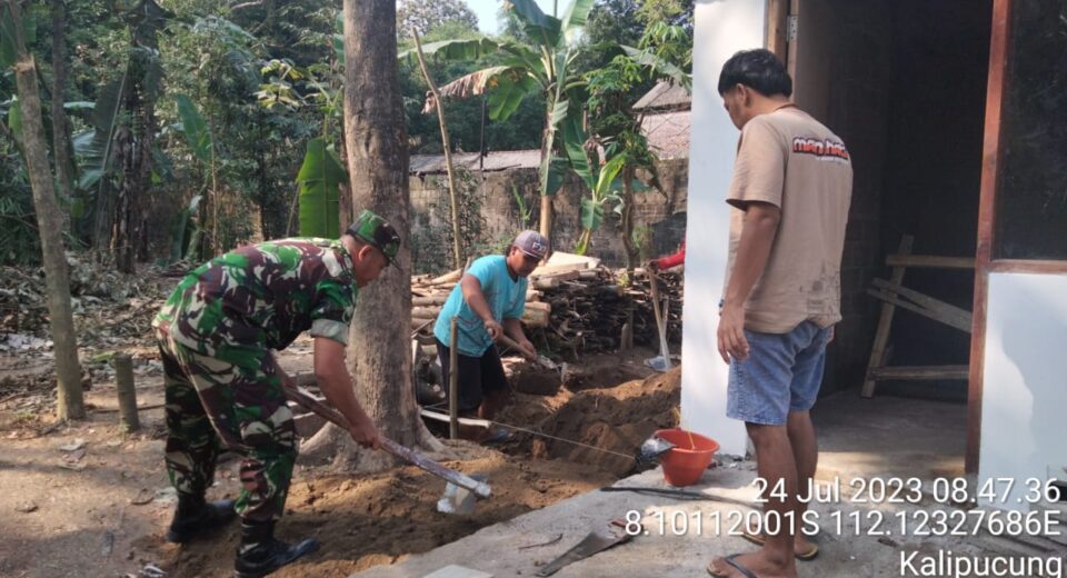Babinsa Koramil Sanankulon Bersama Warga, Gelar Gotong Royong Bantu Atasi Kesulitan Warga Kurang Mampu