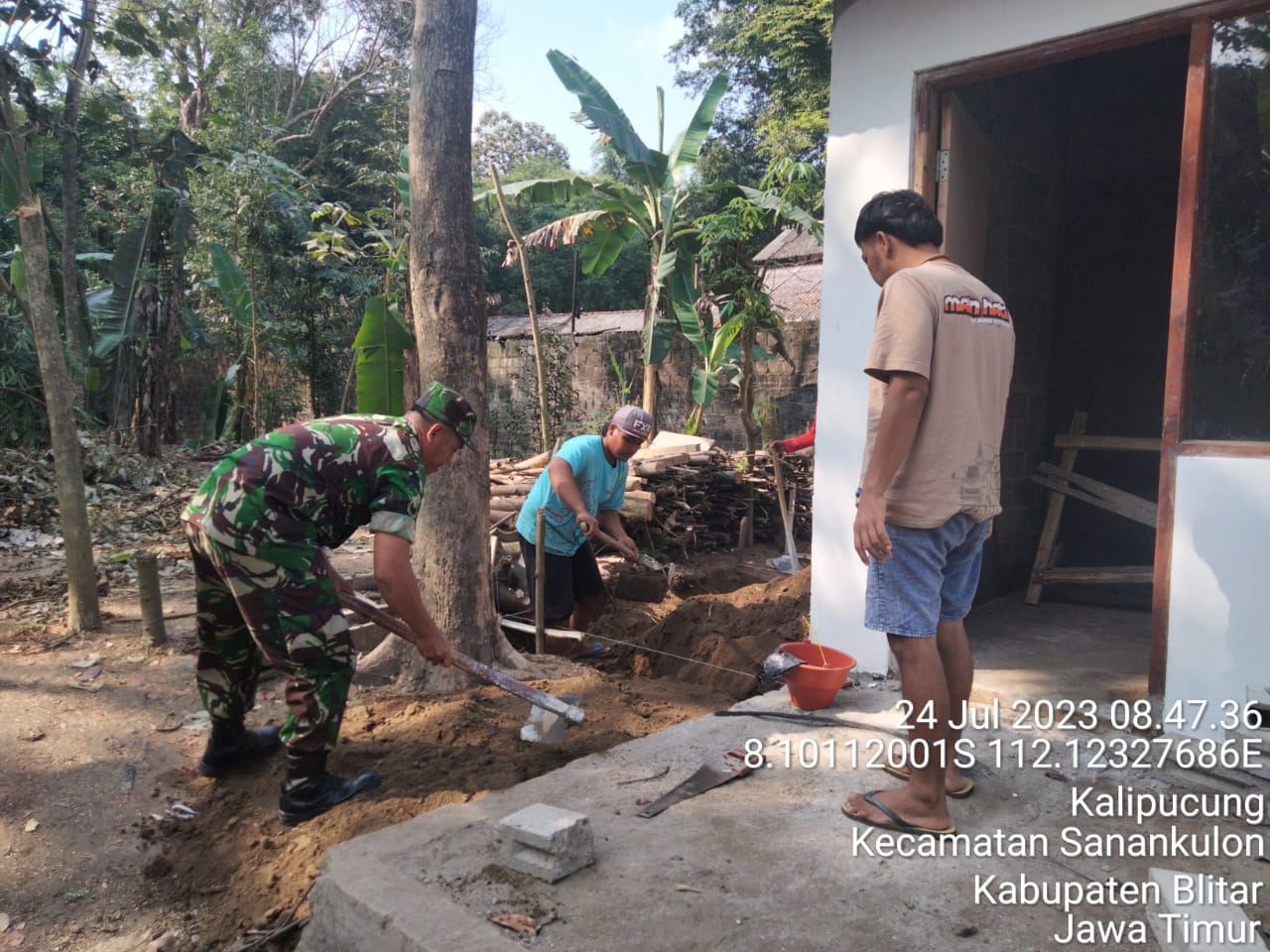 Babinsa Koramil Sanankulon Bersama Warga, Gelar Gotong Royong Bantu Atasi Kesulitan Warga Kurang Mampu