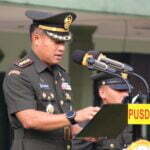 Tanamkan Kedisiplinan Kepada Siswa Siswi SMK IT Al-Kautsar, Babinsa Koramil Srengat Latih Peraturan Baris Berbaris