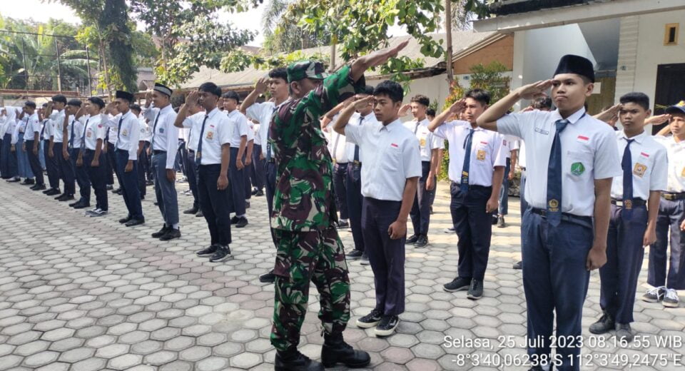 Tanamkan Kedisiplinan Kepada Siswa Siswi SMK IT Al-Kautsar, Babinsa Koramil Srengat Latih Peraturan Baris Berbaris