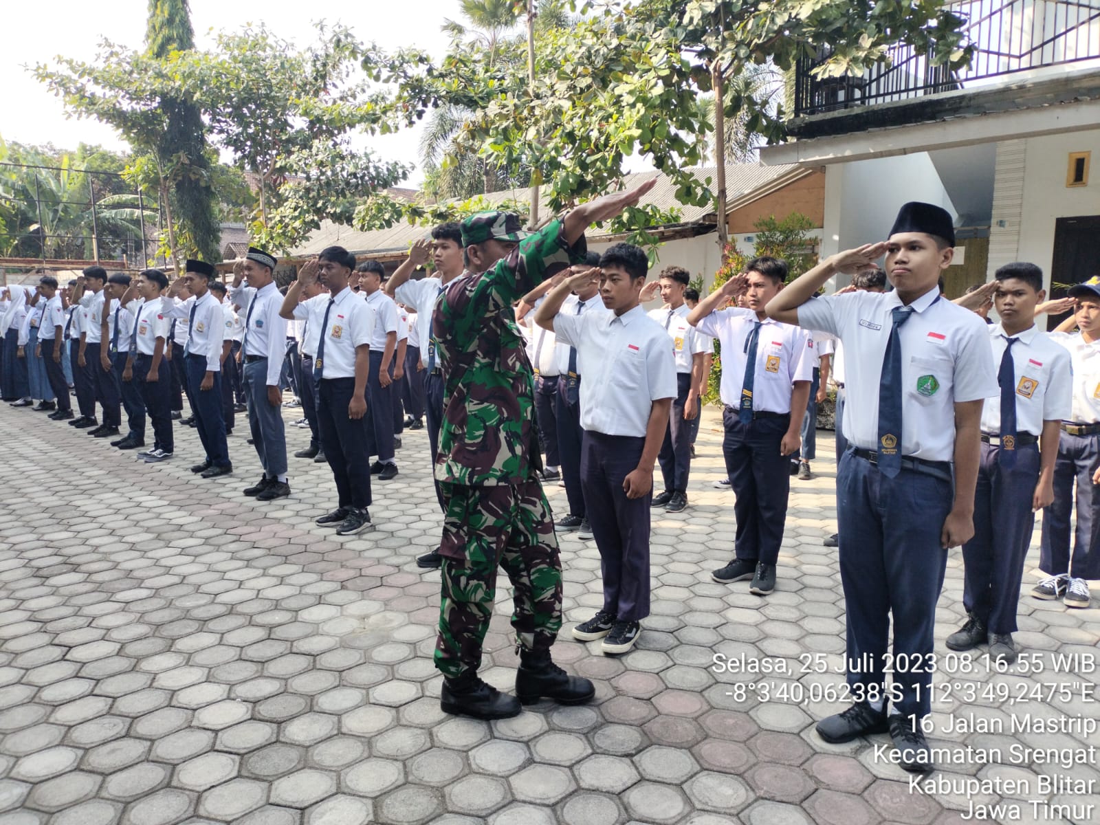 Tanamkan Kedisiplinan Kepada Siswa Siswi SMK IT Al-Kautsar, Babinsa Koramil Srengat Latih Peraturan Baris Berbaris