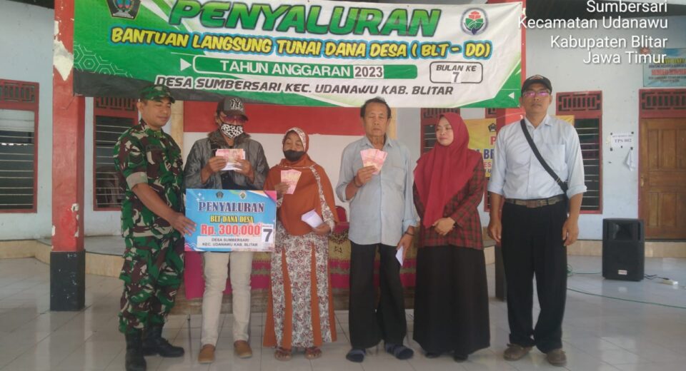 Pastikan Tepat Sasaran, Babinsa Koramil Udanawu Dampingi Penyaluran BLT DD Di Wilayah Binaannya