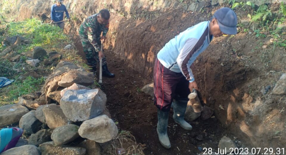 Selalu Hadir Di Tengah Masyarakat, Babinsa Koramil Doko Bantu Pembangunan Saluran Irigasi