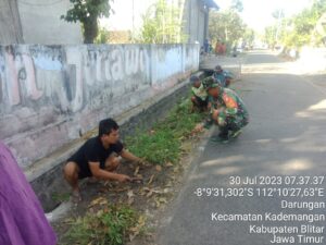 Peduli Pembangunan Di Wilayah Binaannya, Babinsa Koramil Gandusari Gelar Gotong Royong Bersama Warga