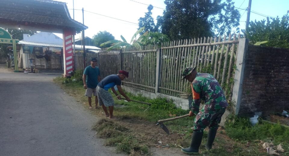 Peduli Pembangunan Di Wilayah Binaannya, Babinsa Koramil Gandusari Gelar Gotong Royong Bersama Warga