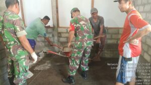 Terjun Langsung Ke Lapangan, Babinsa Koramil Wonodadi Bantu Rehab Rumah Warga Kurang Mampu