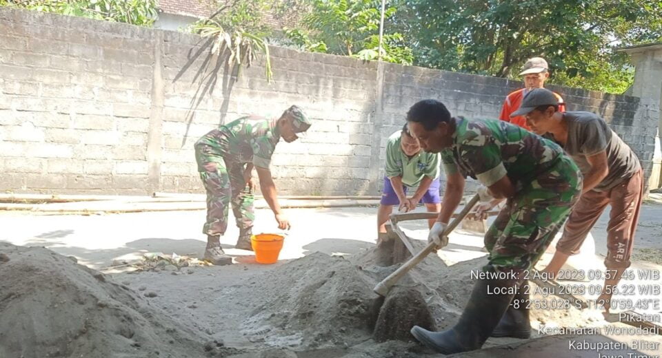 Terjun Langsung Ke Lapangan, Babinsa Koramil Wonodadi Bantu Rehab Rumah Warga Kurang Mampu