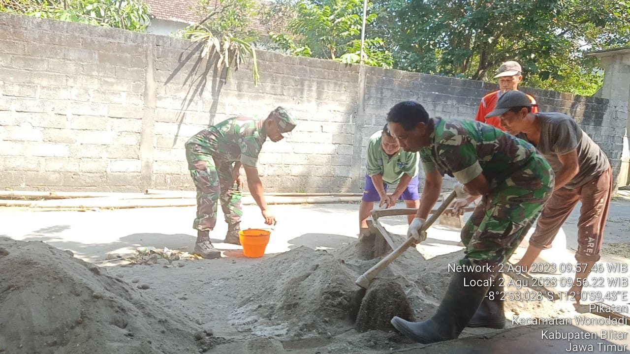 Terjun Langsung Ke Lapangan, Babinsa Koramil Wonodadi Bantu Rehab Rumah Warga Kurang Mampu