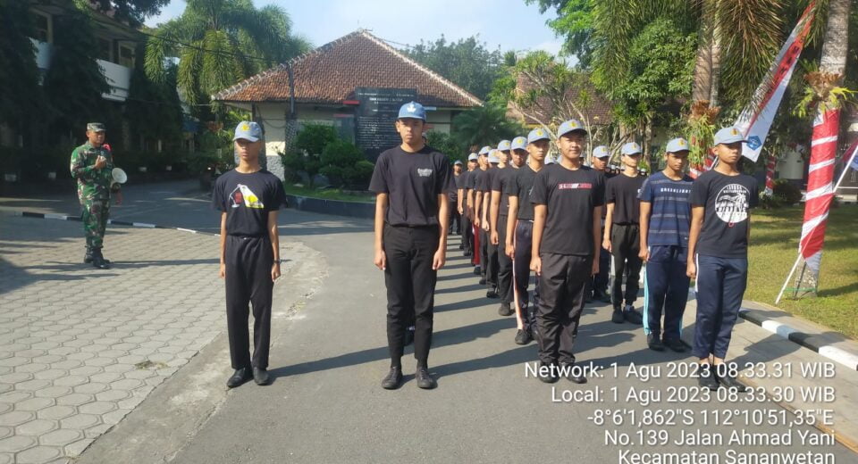 Tanamkan Disiplin Di Sekolah, Babinsa Koramil Sananwetan Latih PBB Siswa Siswi SMA Negeri 1