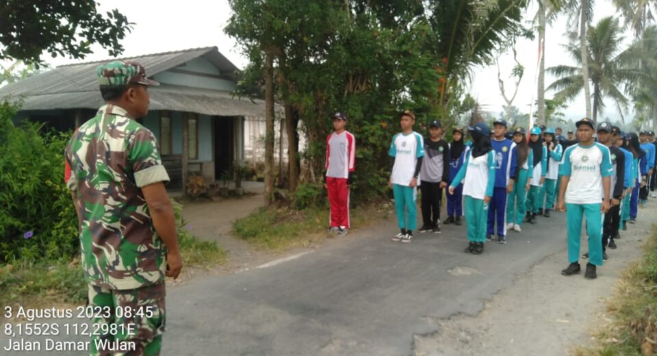 Babinsa Pos Selopuro Koramil 0808/12 Wlingi, Latih Kesiapan Pasukan Pengibar Bendera