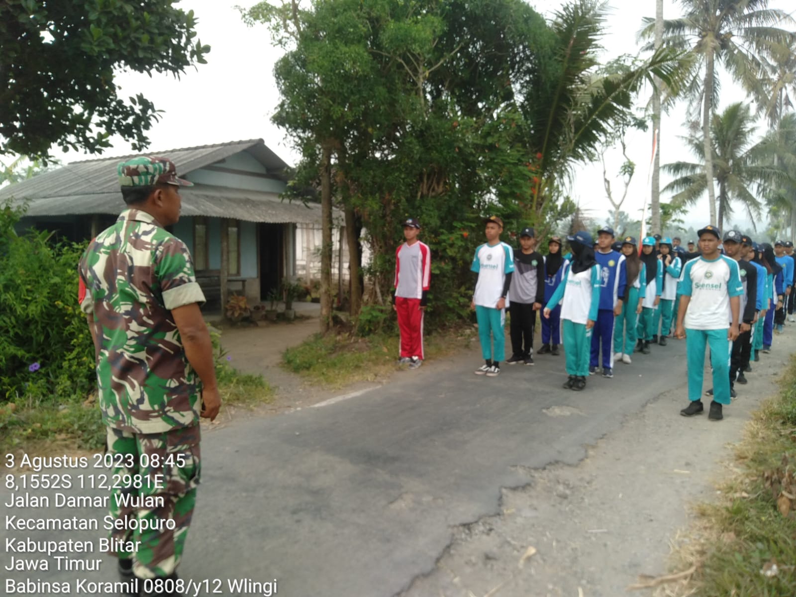 Babinsa Pos Selopuro Koramil 0808/12 Wlingi, Latih Kesiapan Pasukan Pengibar Bendera