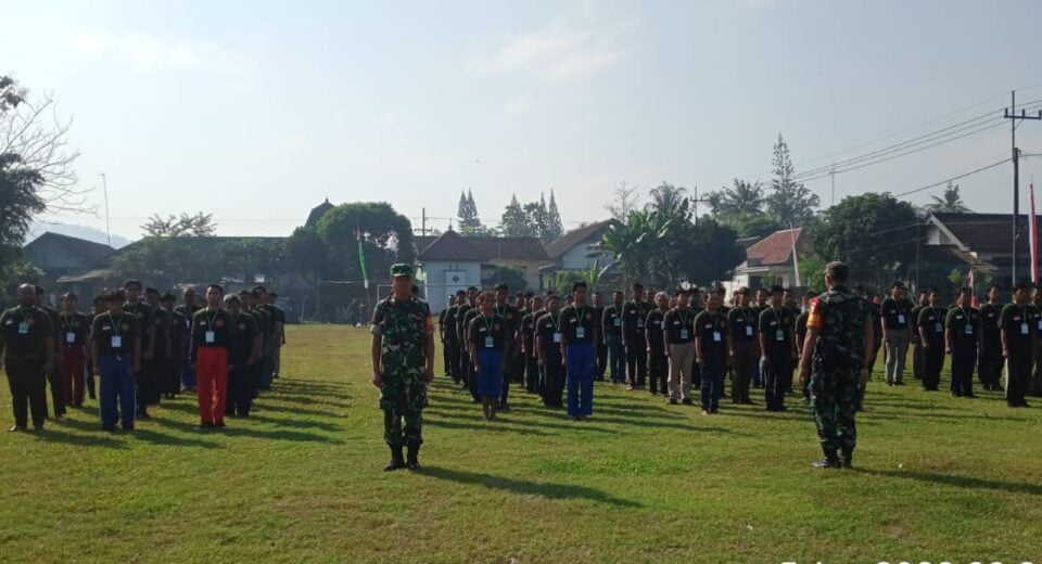 Tanamkan Kedisiplinan Kepada Anggota Banser, Babinsa Koramil Kesamben Latih Peraturan Baris Berbaris