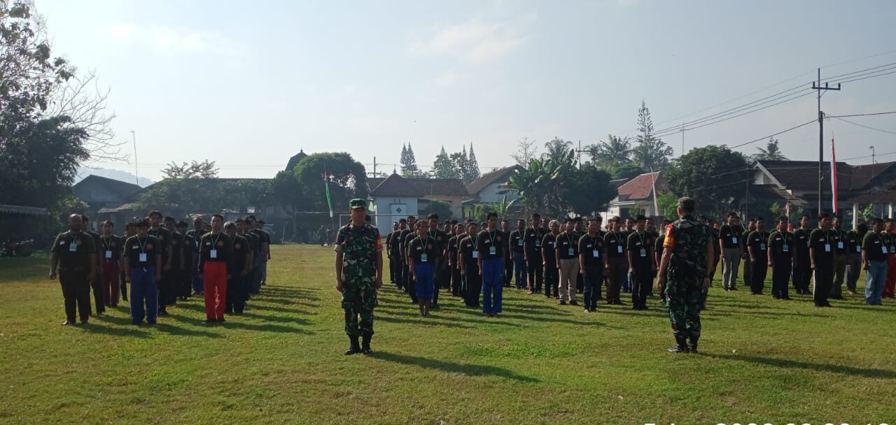 Tanamkan Kedisiplinan Kepada Anggota Banser, Babinsa Koramil Kesamben Latih Peraturan Baris Berbaris