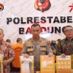 Kompak, Babinsa Koramil Srengat Bersama Warga Masyarakat Gelar Kerja Bakti Bersihkan Lingkungan