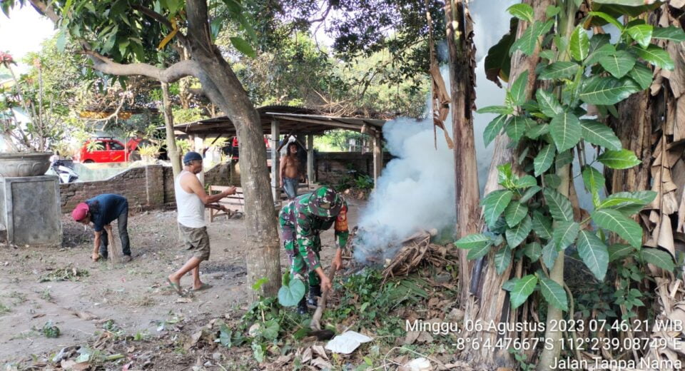 Kompak, Babinsa Koramil Srengat Bersama Warga Masyarakat Gelar Kerja Bakti Bersihkan Lingkungan