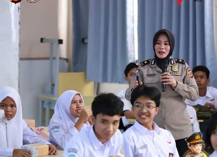 Polwan Polda Jabar Go To School  Sampaikan Bijak Bermedia Sosial Dalam Rangka Hari Jadi Polwan ke-75
