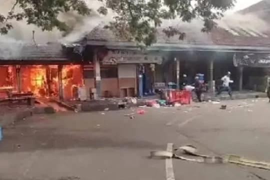 Kebakaran Terjadi Pada Beberapa Bangunan Warung di Kawasan Terminal Leuwipanjang