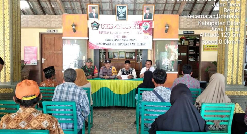 Pastikan Berjalan Lancar Dan Aman, Babinsa Koramil Udanawu Dampingi Penyaluran BLT DD Di Wilayah Binaannya