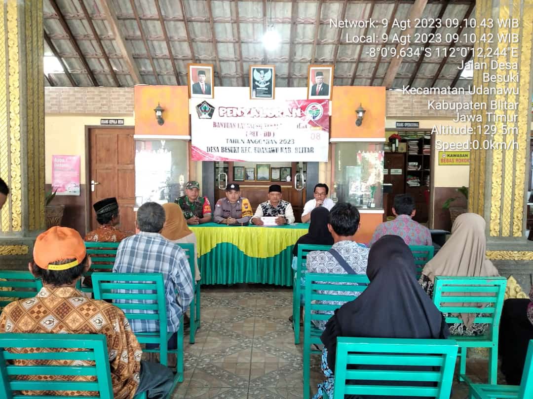 Pastikan Berjalan Lancar Dan Aman, Babinsa Koramil Udanawu Dampingi Penyaluran BLT DD Di Wilayah Binaannya