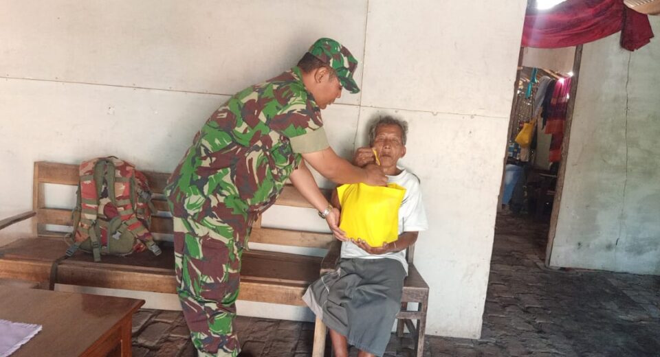Bantu Atasi Kesulitan Warga Binaannya, Babinsa Koramil Panggungrejo Berikan Bantuan Sembako