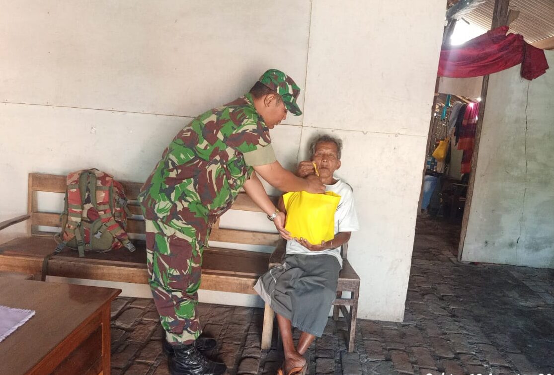 Bantu Atasi Kesulitan Warga Binaannya, Babinsa Koramil Panggungrejo Berikan Bantuan Sembako