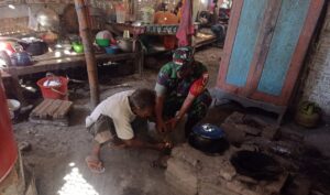 Bantu Atasi Kesulitan Warga Binaannya, Babinsa Koramil Panggungrejo Berikan Bantuan Sembako