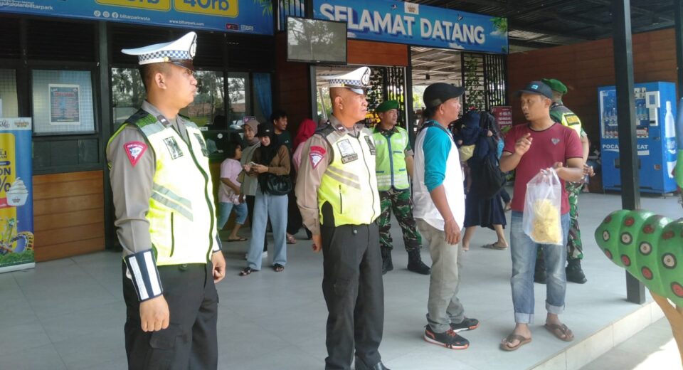 Cegah Gangguan Kamtibmas Di Wilayah Binaan, Anggota Kodim 0808/Blitar Gelar Patroli Bersama