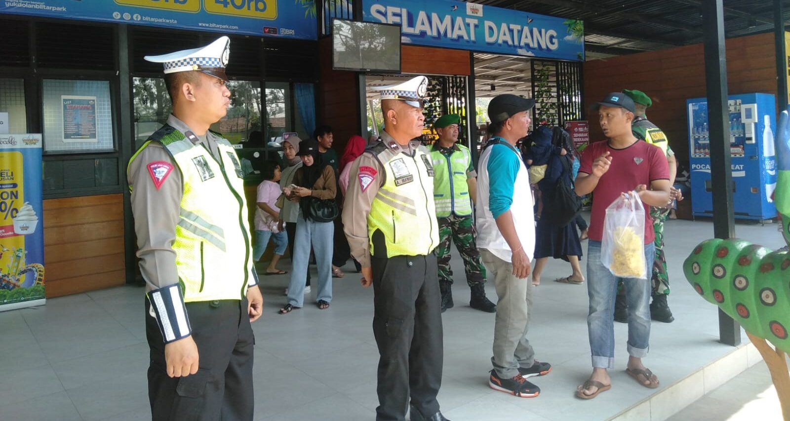 Cegah Gangguan Kamtibmas Di Wilayah Binaan, Anggota Kodim 0808/Blitar Gelar Patroli Bersama