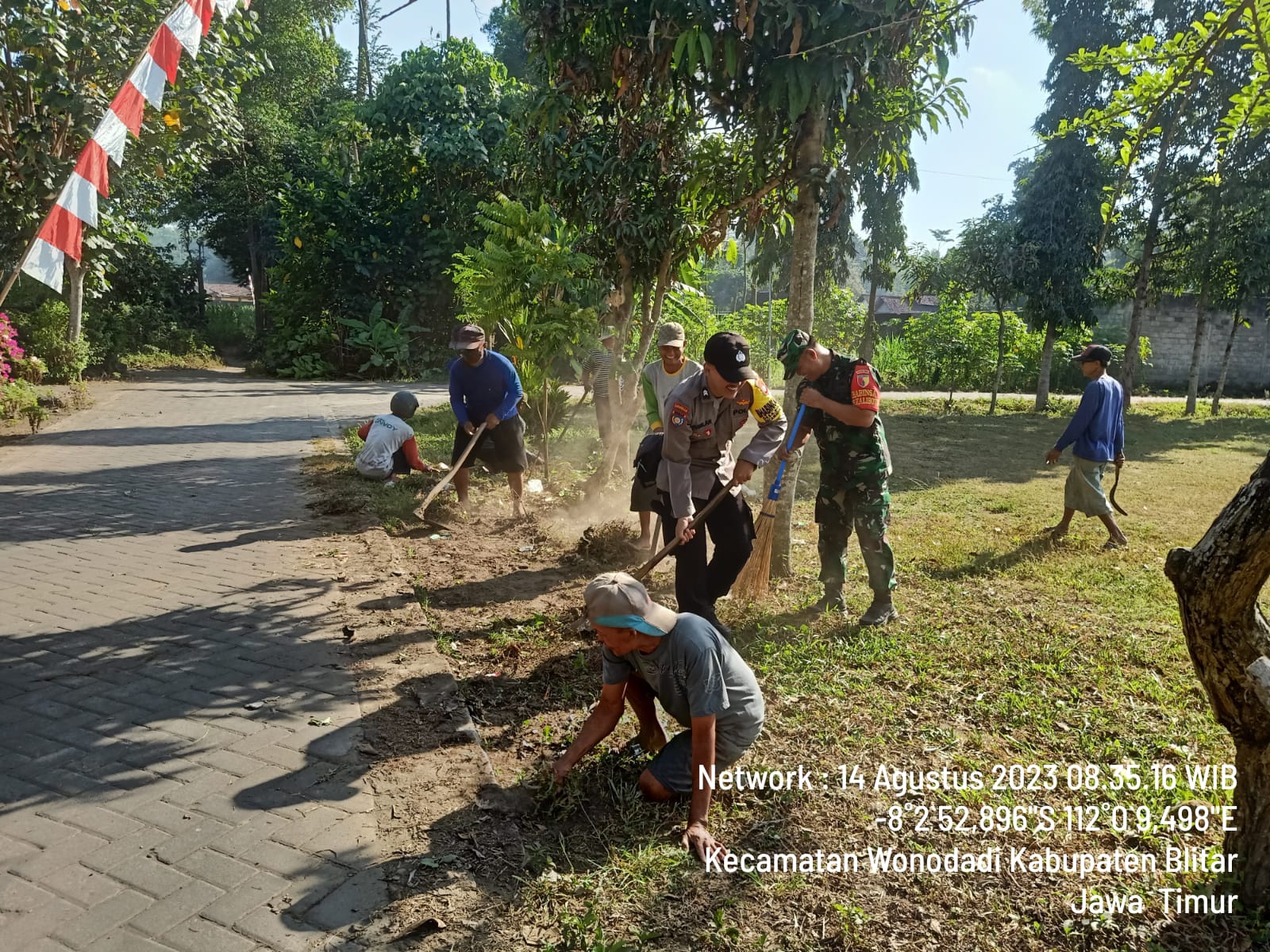Wujudkan Lingkungan Yang Bersih, Babinsa Koramil Wonodadi Gelar Kerja Bakti Bersama