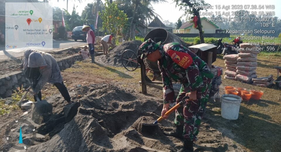 Peduli Pembangunan Di Wilayah Binaan, Babinsa Pos Selopuro Dan Warga Laksanakan Gotong Royong Bersama