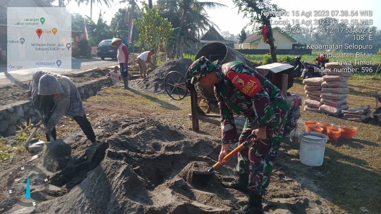 Peduli Pembangunan Di Wilayah Binaan, Babinsa Pos Selopuro Dan Warga Laksanakan Gotong Royong Bersama