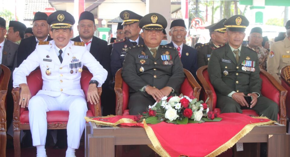 Kasdim 0808/Blitar, Ikuti Upacara Peringatan HUT Ke - 78 Kemerdekaan RI Tahun 2023 Di Aloon Aloon Kota Blitar