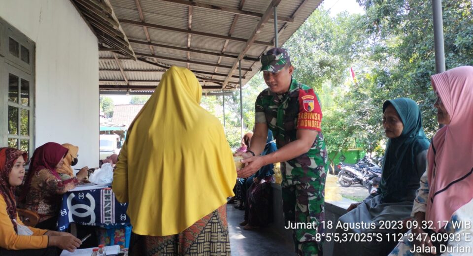 Peduli Kesehatan Warga Binaannya, Babinsa Koramil Srengat Dampingi Kegiatan Posyandu Lansia