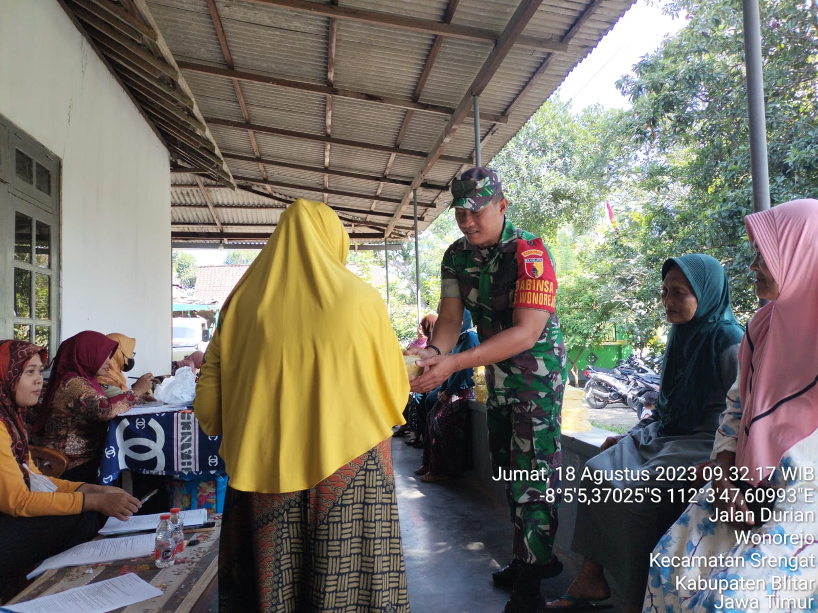 Peduli Kesehatan Warga Binaannya, Babinsa Koramil Srengat Dampingi Kegiatan Posyandu Lansia