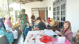 Peduli Kesehatan Warga Binaannya, Babinsa Koramil Srengat Dampingi Kegiatan Posyandu Lansia