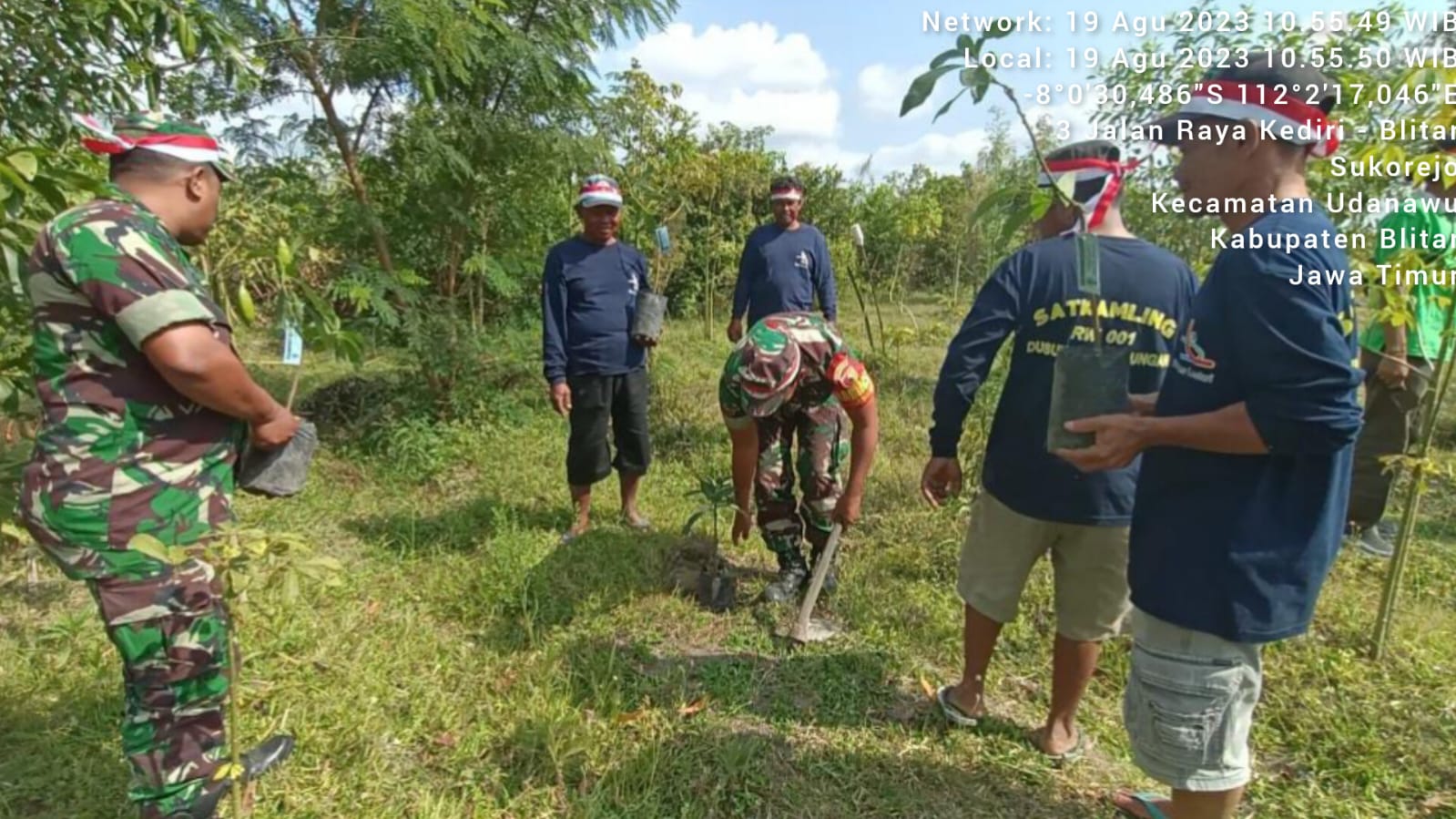 Dukung Penghijauan Di Wilayah Binaan, Babinsa Koramil Udanawu Bersama Warga Masyarakat Tanam Pohon Alpukat