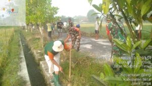 Wujudkan Lingkungan Yang Sehat, Babinsa Koramil Wlingi Dan Warga Masyarakat Gelar Kerja Bakti Bersama