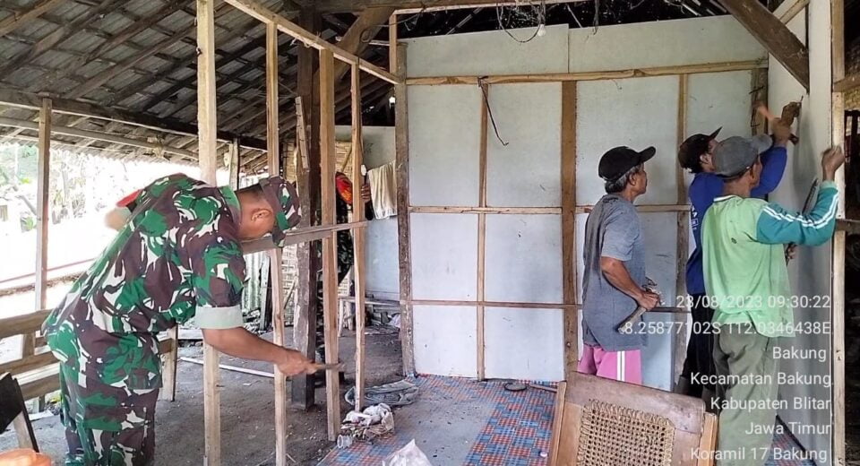 Kompak Babinsa Koramil Bakung Dan Warga Masyarakat Gelar Gotong Royong Bersama