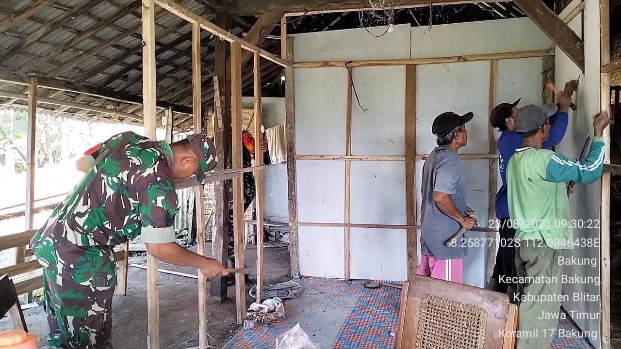 Kompak Babinsa Koramil Bakung Dan Warga Masyarakat Gelar Gotong Royong Bersama