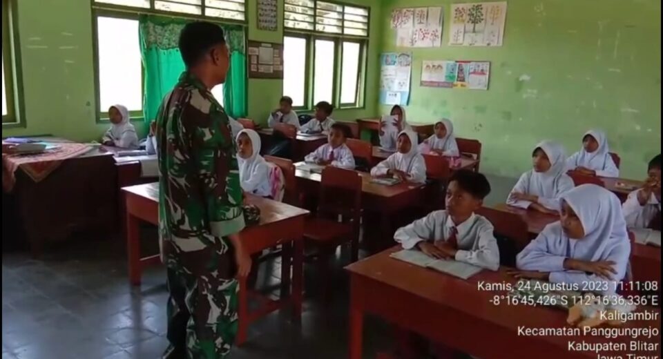 Tanamkan Karakter Sejak Dini, Anggota Koramil Panggungrejo Laksanakan Kegiatan Babinsa Masuk Sekolah
