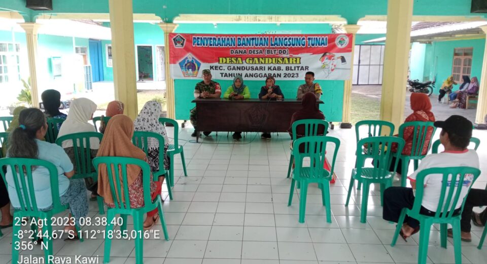 Pastikan Berjalan Lancar Dan Aman, Babinsa Koramil Gandusari Dampingi Kegiatan Penyaluran BLT DD